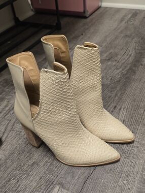 Kaanas Cream Textured Pointed-Toe Cutout Ankle Boots